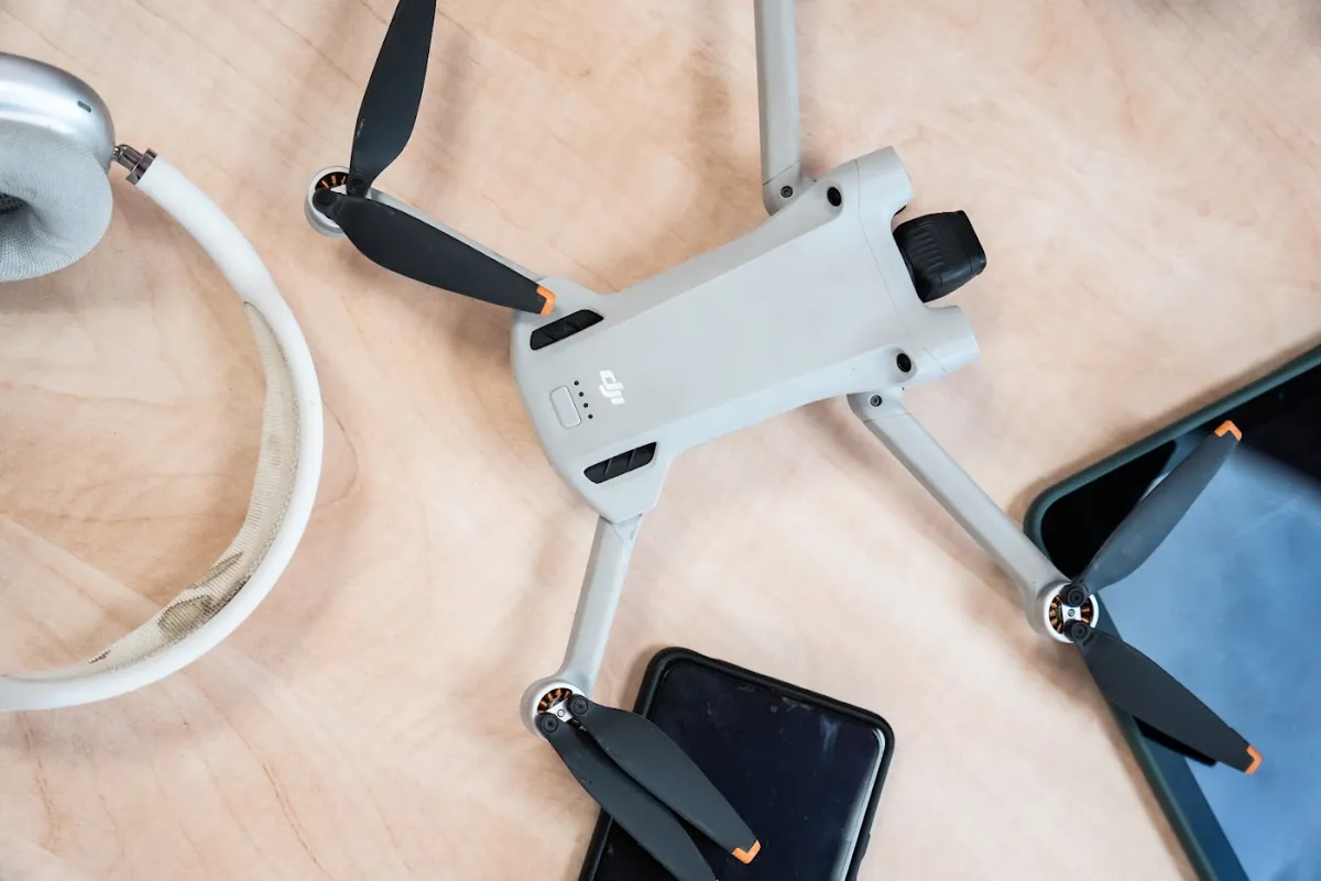 Dron DJI na stole