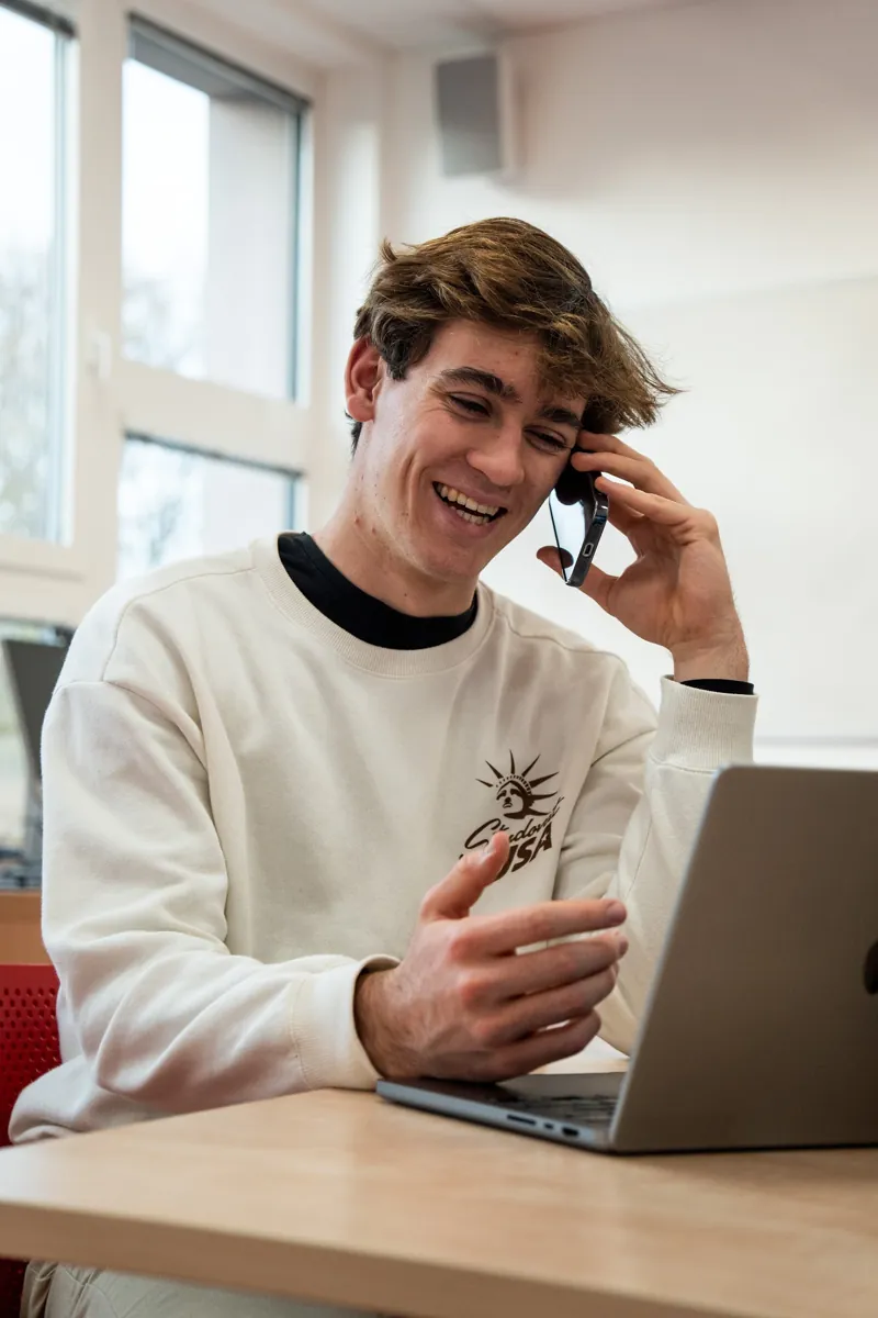 Matěj Hrnčíř s telefonem u notebooku